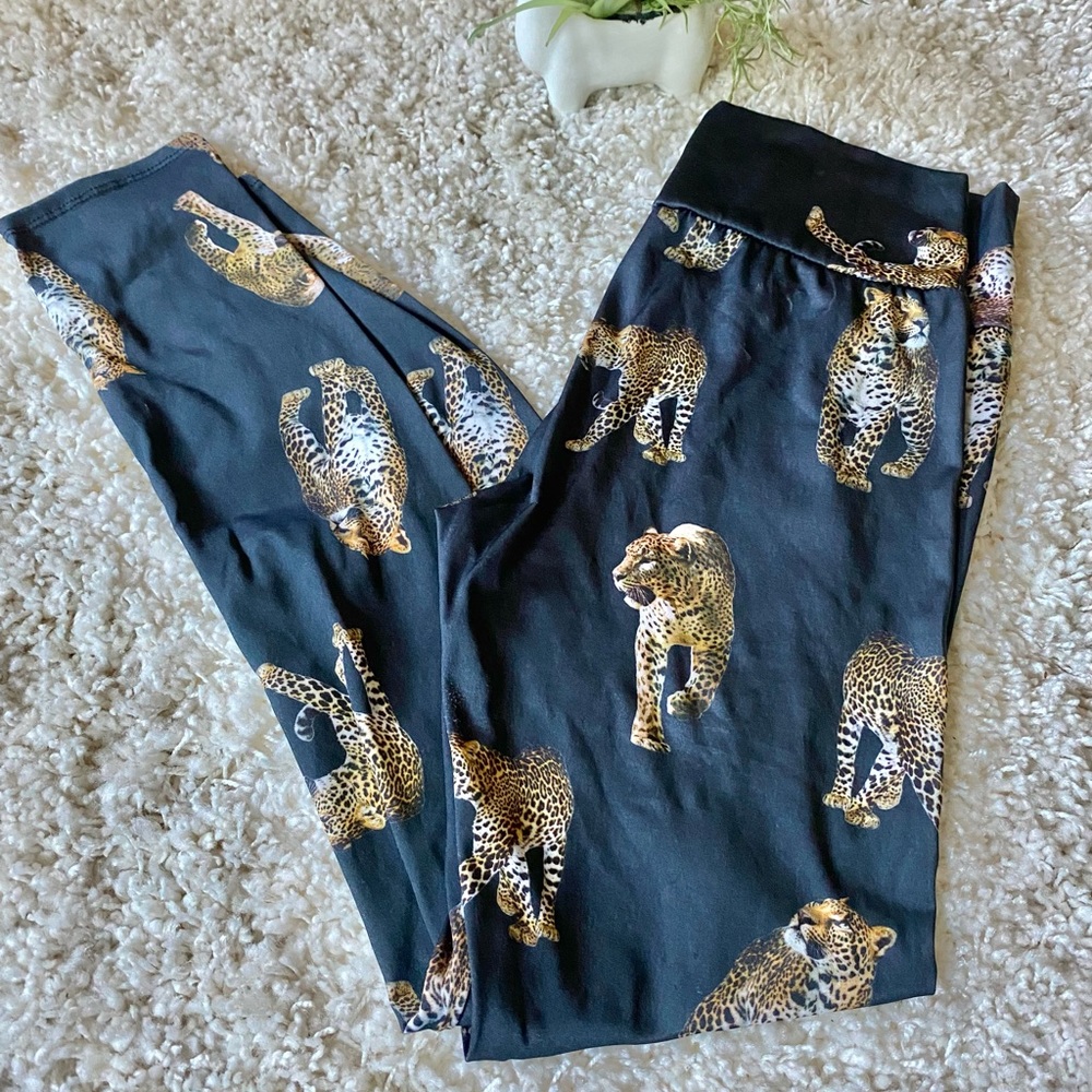 Unique retro vintage 3-D print leopard cheetah animal leggings. - Picture 1 of 4